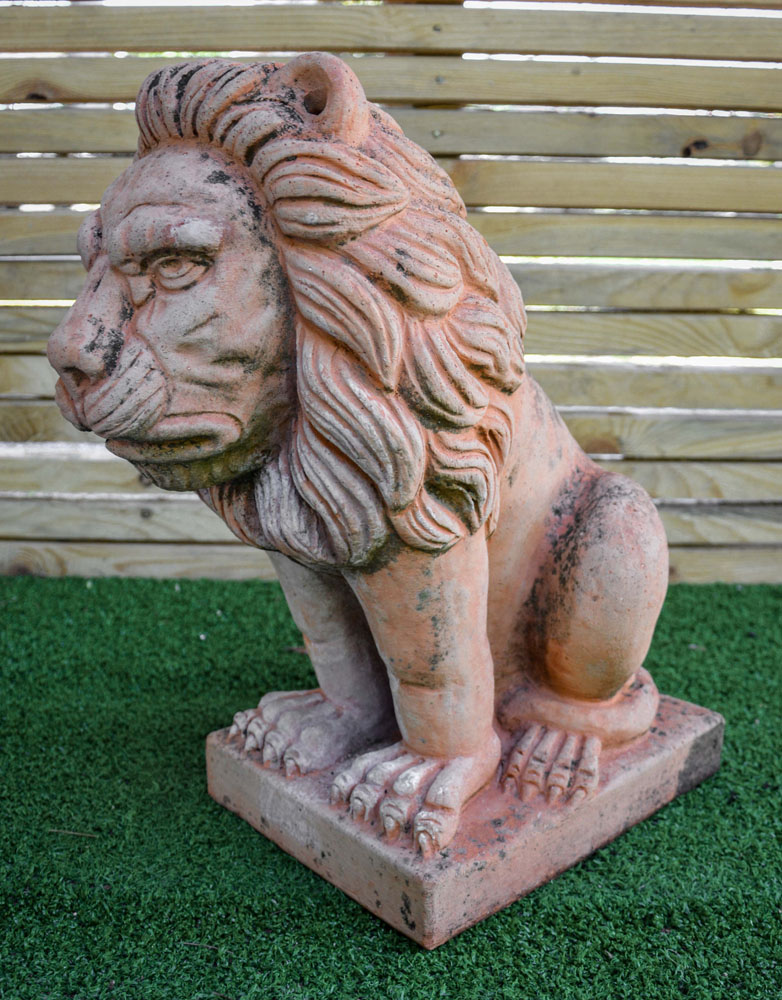 Leone seduto in cotto