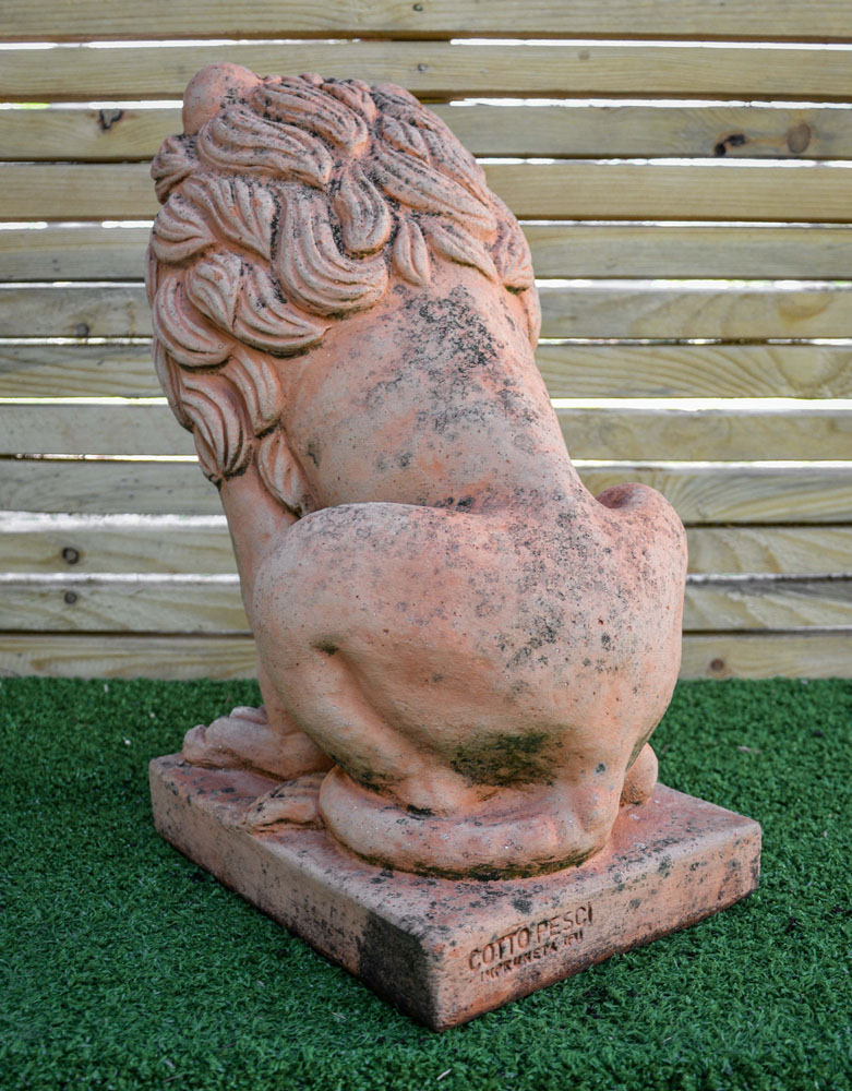 Leone seduto in cotto