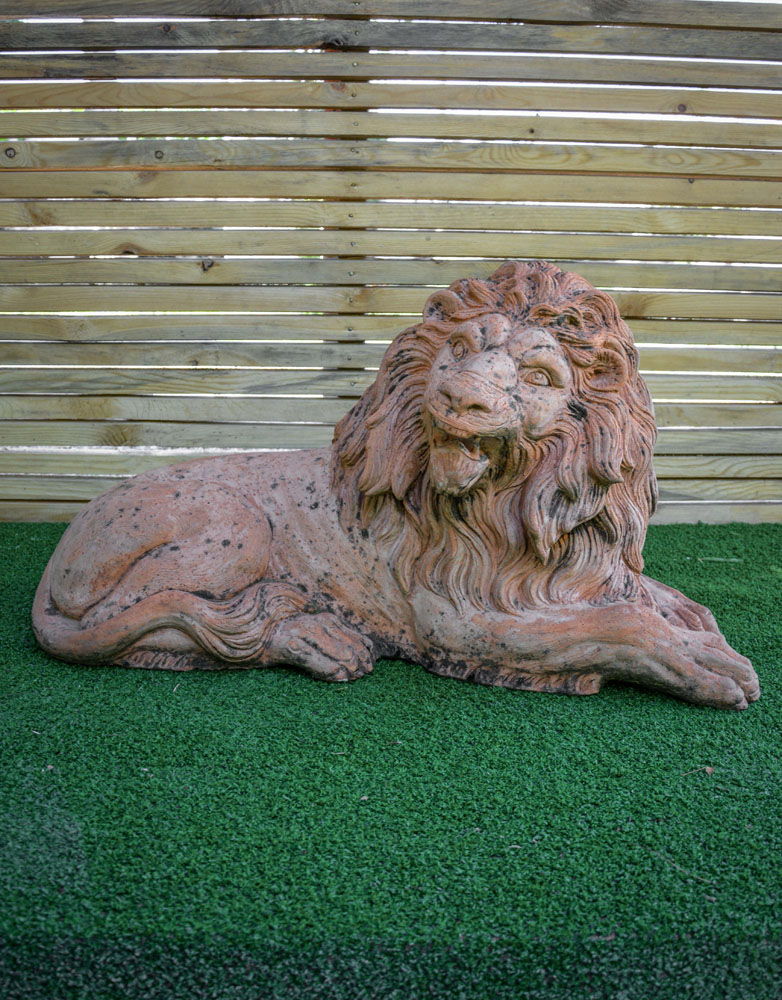 Leone sdraiato in cotto 