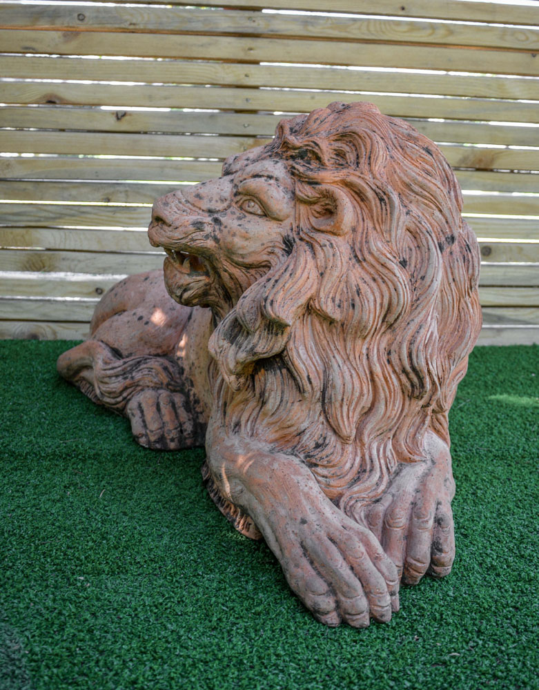 Leone sdraiato in cotto 