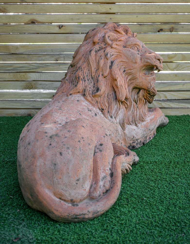 Leone sdraiato in cotto 