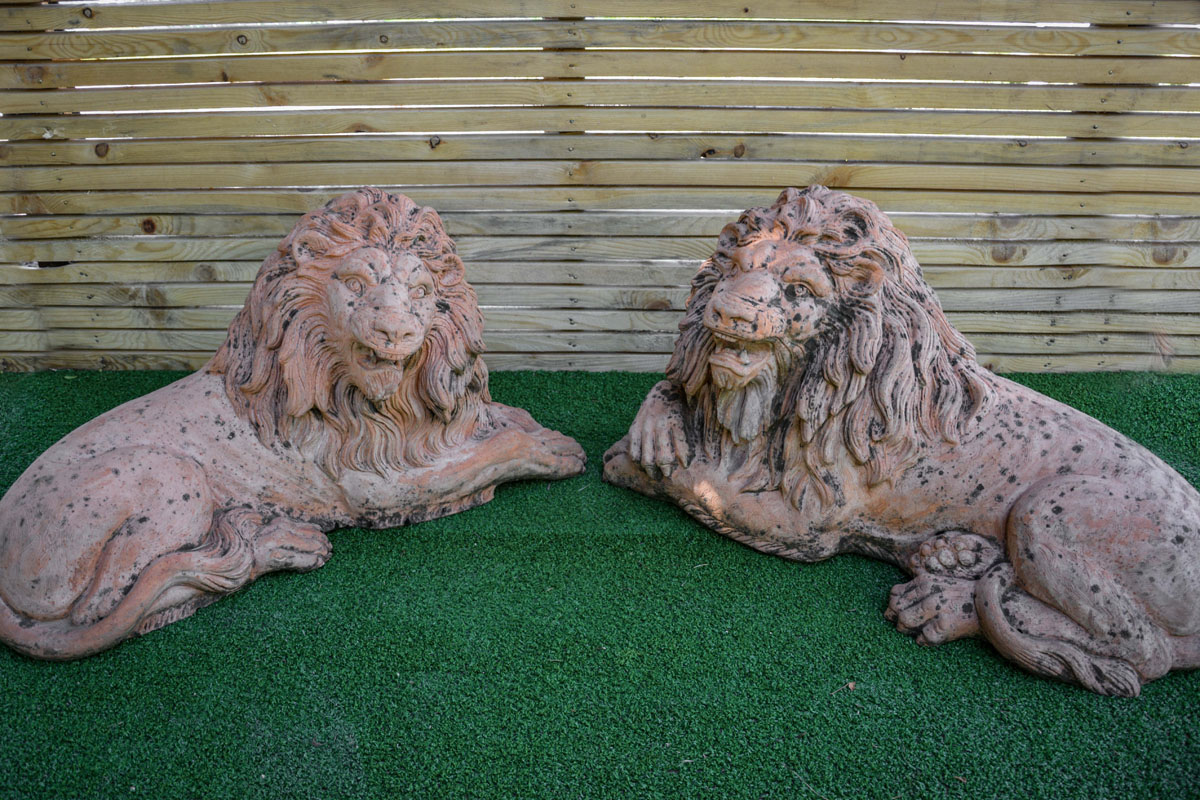 Leone sdraiato in cotto 