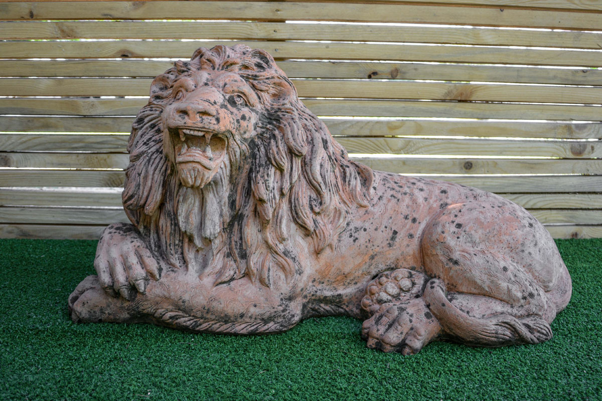 Leone sdraiato in cotto 