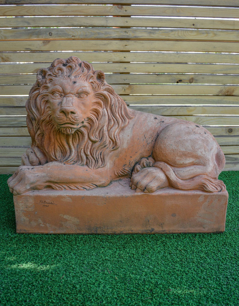 Leone con base in cotto  
