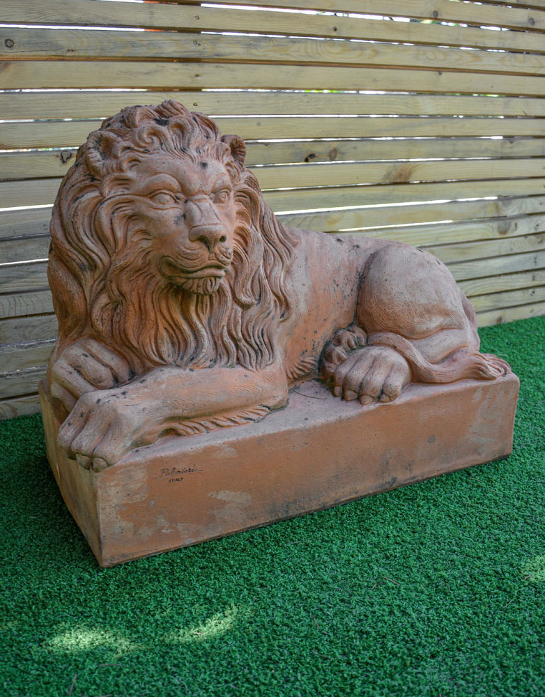 Leone con base in cotto  