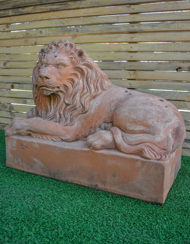 Leone con base in cotto  