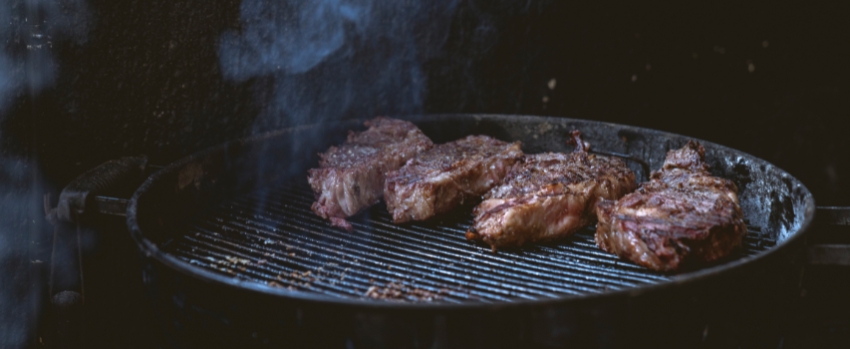 Guida completa: quale barbecue scegliere per l&rsquo;estate (in base ai tuoi spazi, gusti e tempo)