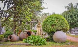 Giardini piccoli: trucchi per farli sembrare pi&ugrave; grandi usando vasi e pietra