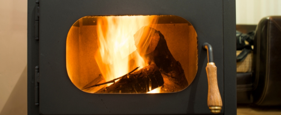Guida alla scelta della stufa in base al tuo clima: legna, pellet o gas?