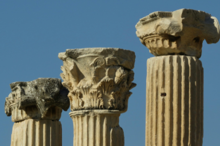 Colonne e piedistalli: come mettere in scena vasi e statue in giardino