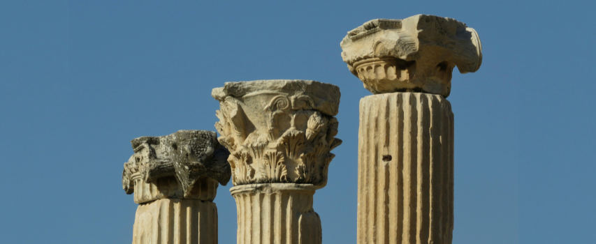 Colonne e piedistalli: come mettere in scena vasi e statue in giardino