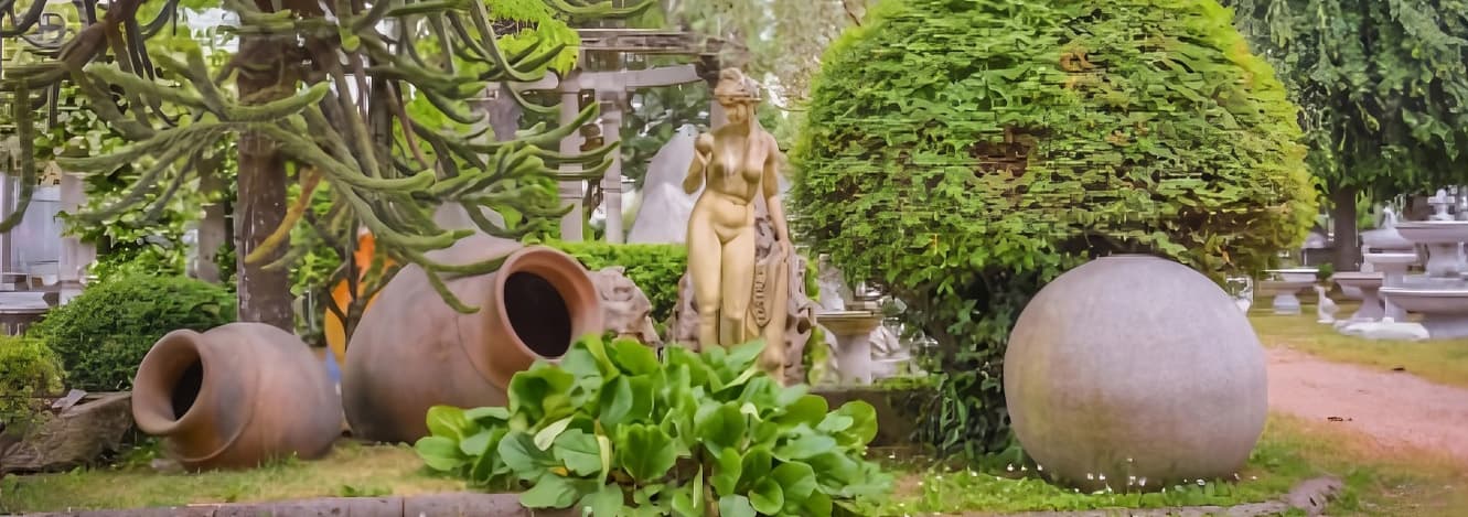 Giardini piccoli: trucchi per farli sembrare più grandi usando vasi e pietra