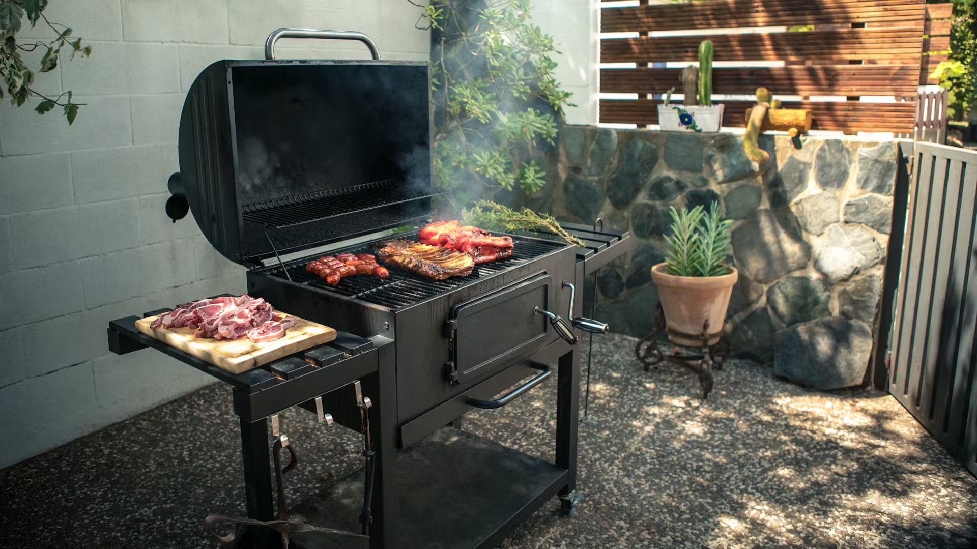 Le piante aromatiche indispensabili per il tuo barbecue estivo (e come coltivarle in vaso)