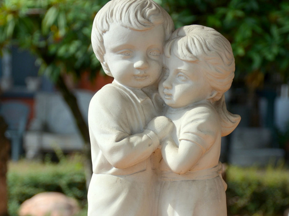 Come valorizzare un piccolo giardino con fontane, vasi e decorazioni adatte