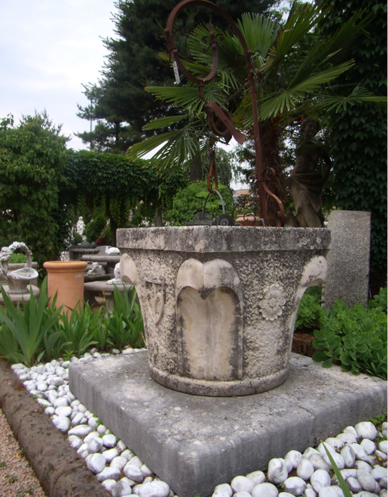 Pozzi da giardino: come usarli come elemento decorativo (non solo funzionale)