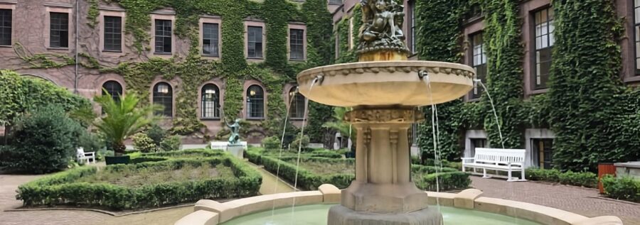 Fontana decorativa in pietra con giochi d'acqua in un giardino, da proteggere e svuotare durante la stagione invernale.