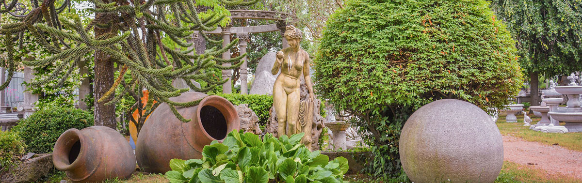 Anfore in giardino: il tocco mediterraneo che dà personalità allo spazio esterno