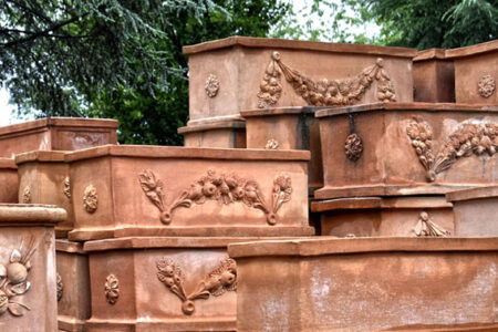 Vasi e orci da giardino: guida alla scelta tra tradizione e design