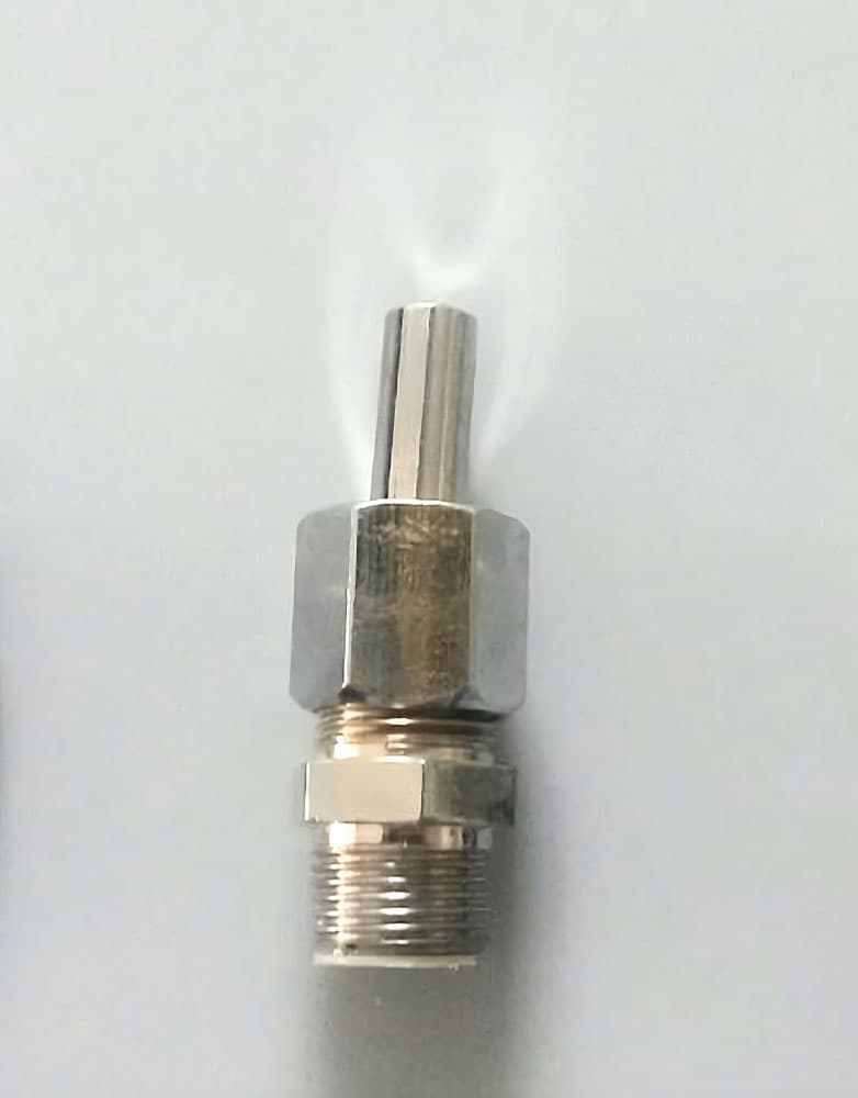 Ugello singolo per fontana modello UG01 in acciaio cromato con attacco filettato per getti d'acqua cristallini.