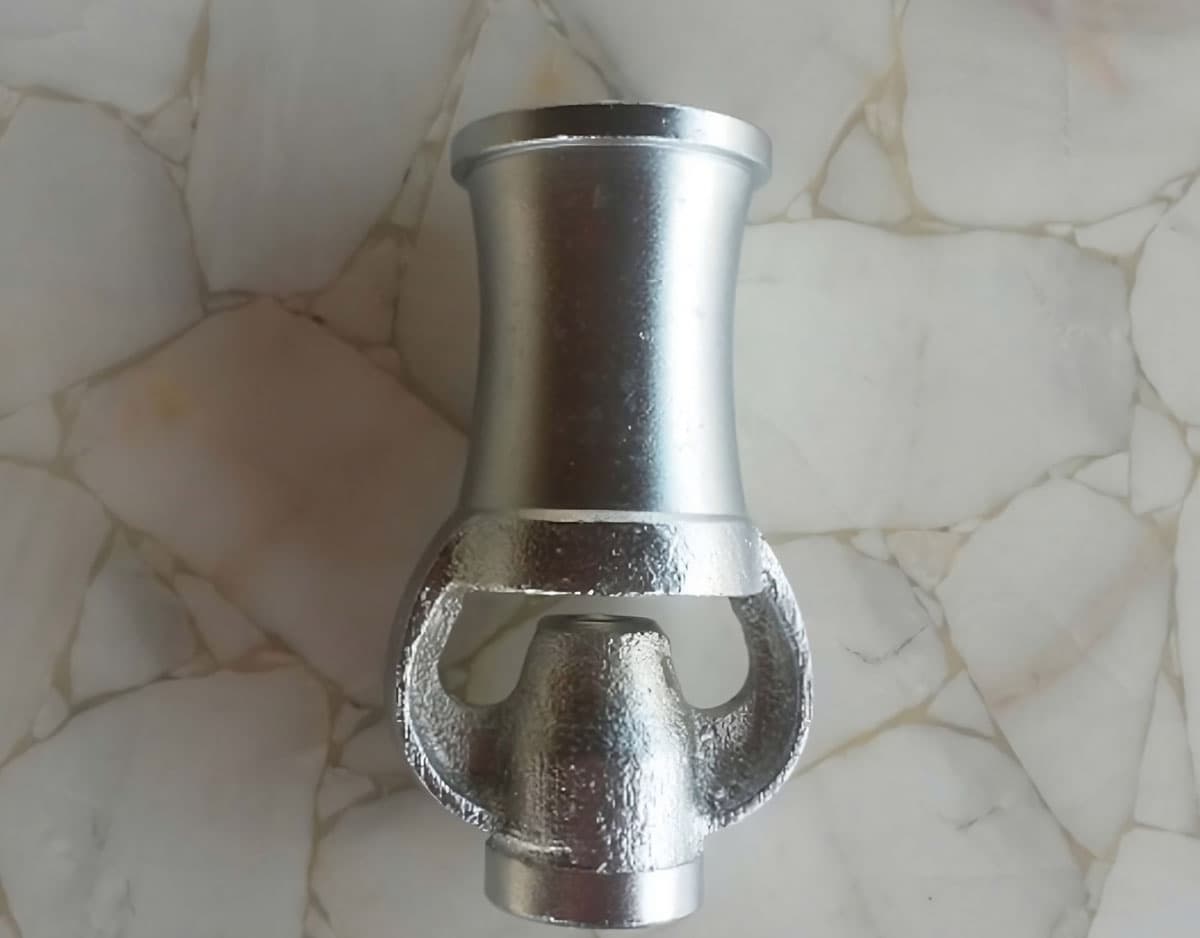 Ugello per fontana in metallo modello UG24 per la creazione di giochi d'acqua e zampilli ornamentali.